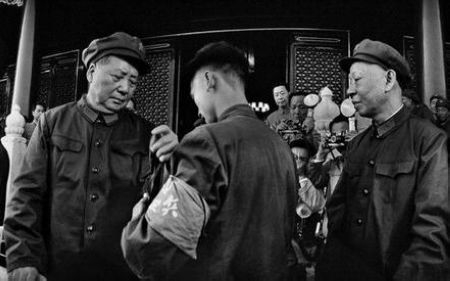 毛澤東主席、劉少奇副主席在天安門城樓上接見紅衛兵